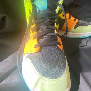 Nike Air Jordan 1 Mid Cloverleaf boys size 6.5 US